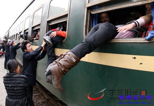昨日下午,东莞东火车站。虽然春运还未到,但已有大批的回乡的旅客。图为一些乘客从车窗爬上列车。(东莞日报记者 郑琳东 摄)